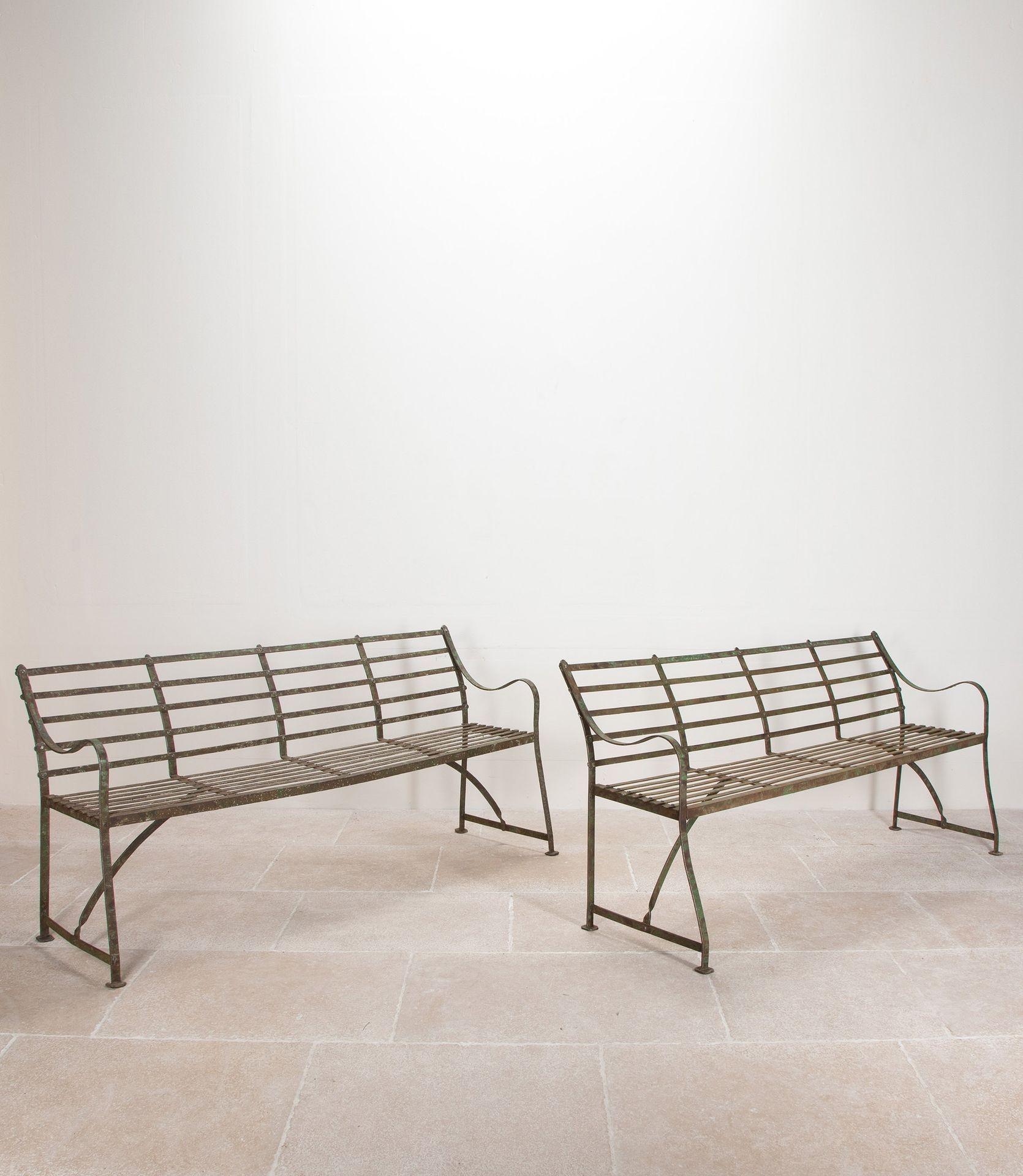Paire de bancs de jardin en fer forgé anglais du 19ème siècle.

En très bon état, avec des traces de peinture d'origine, elle repose sur des pieds en coussinet.

Circa 1860.