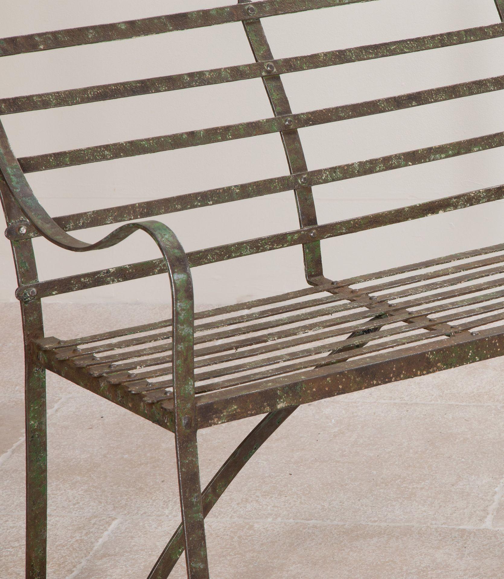 XIXe siècle Paire de bancs de jardin en fer forgé anglais du 19e siècle avec sangles en vente