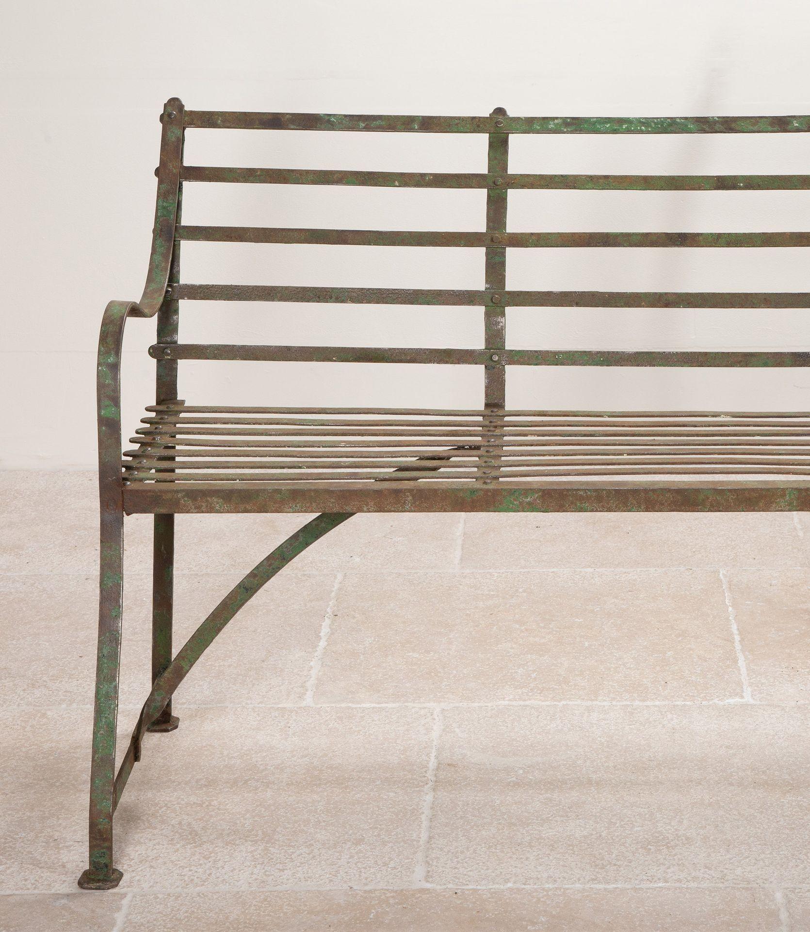 Paire de bancs de jardin en fer forgé anglais du 19e siècle avec sangles en vente 3