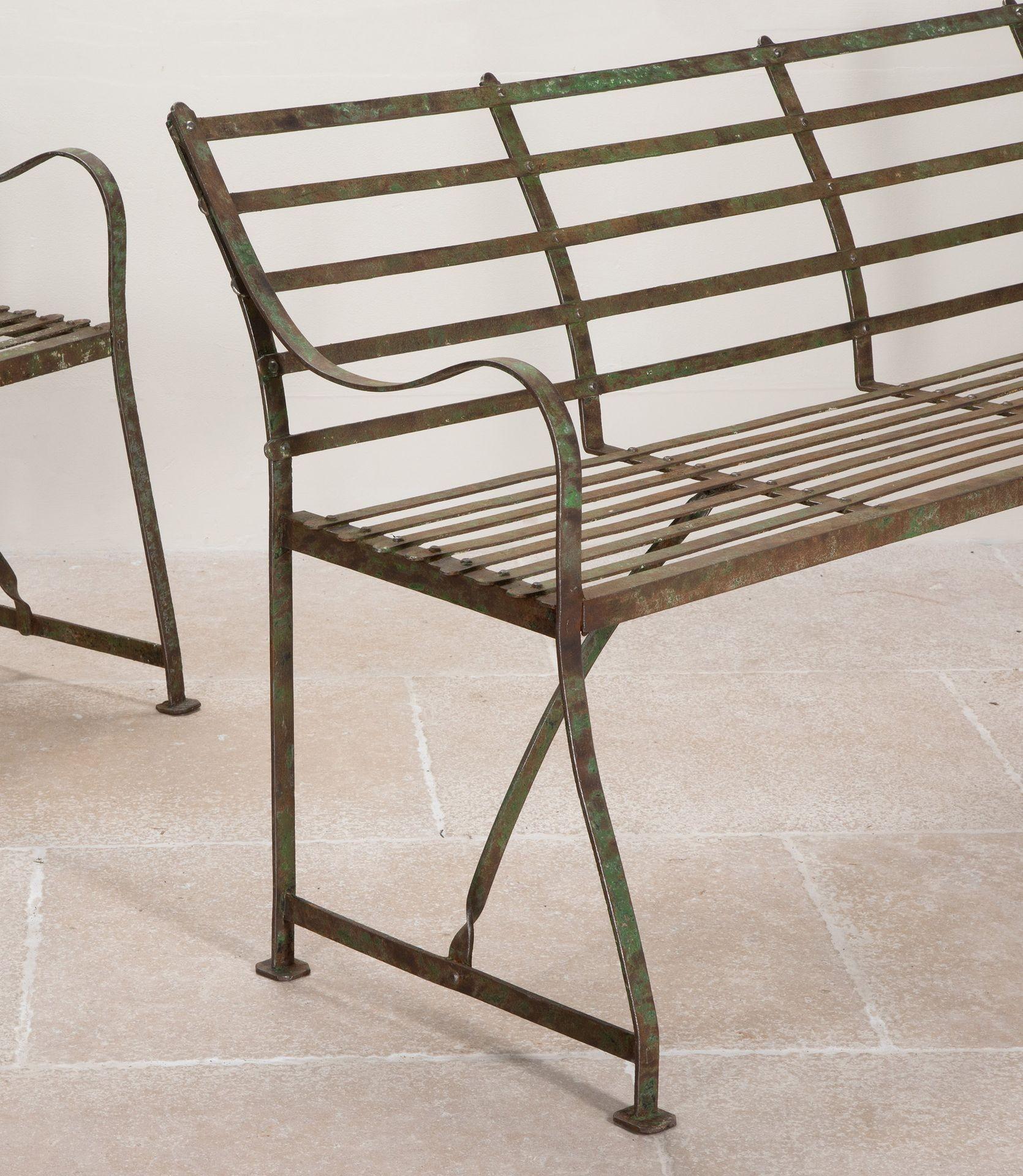 Paire de bancs de jardin en fer forgé anglais du 19e siècle avec sangles en vente 2