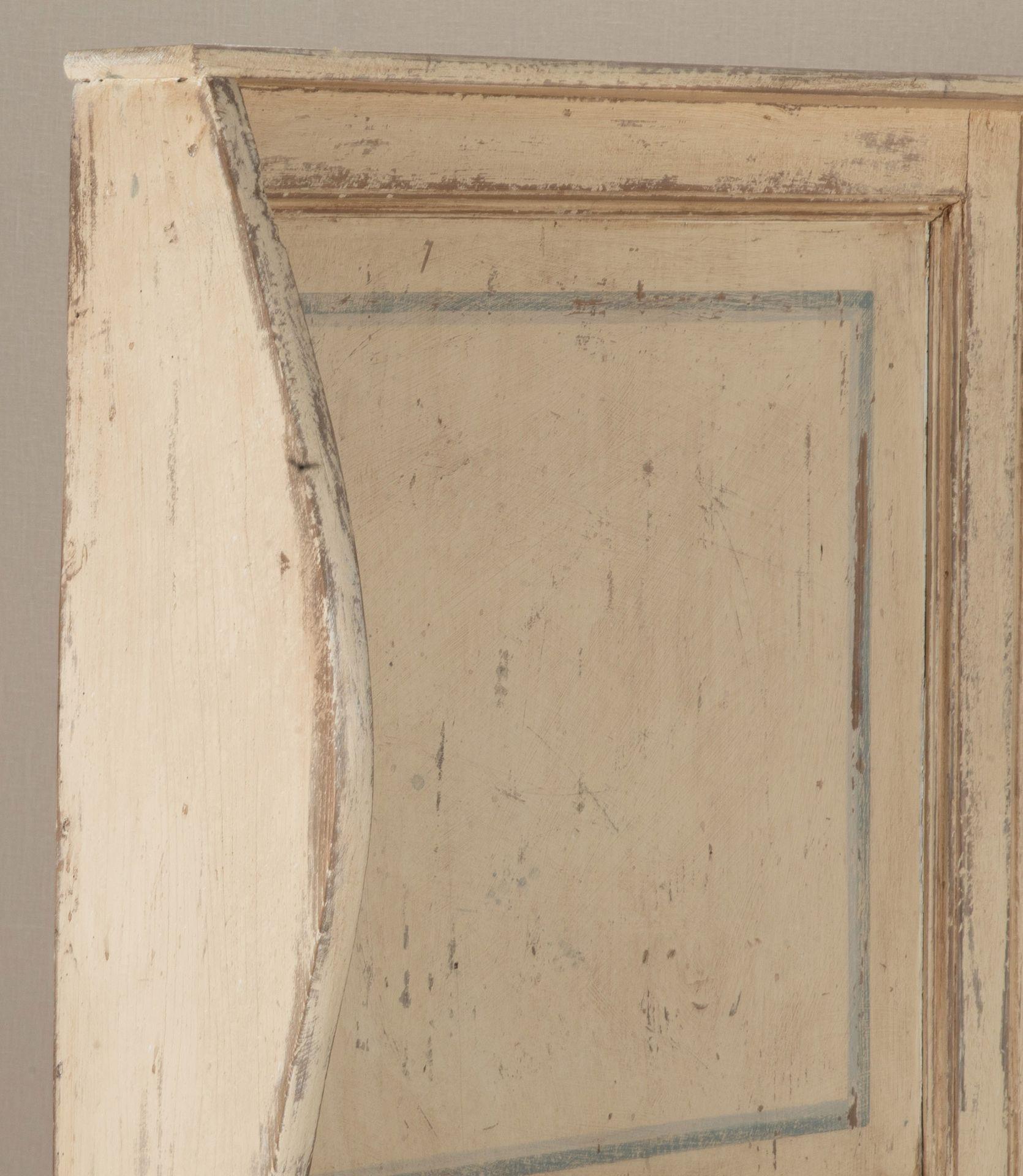 English Early 19th Century Provincial Later Painted Pine and Elm Settle For Sale