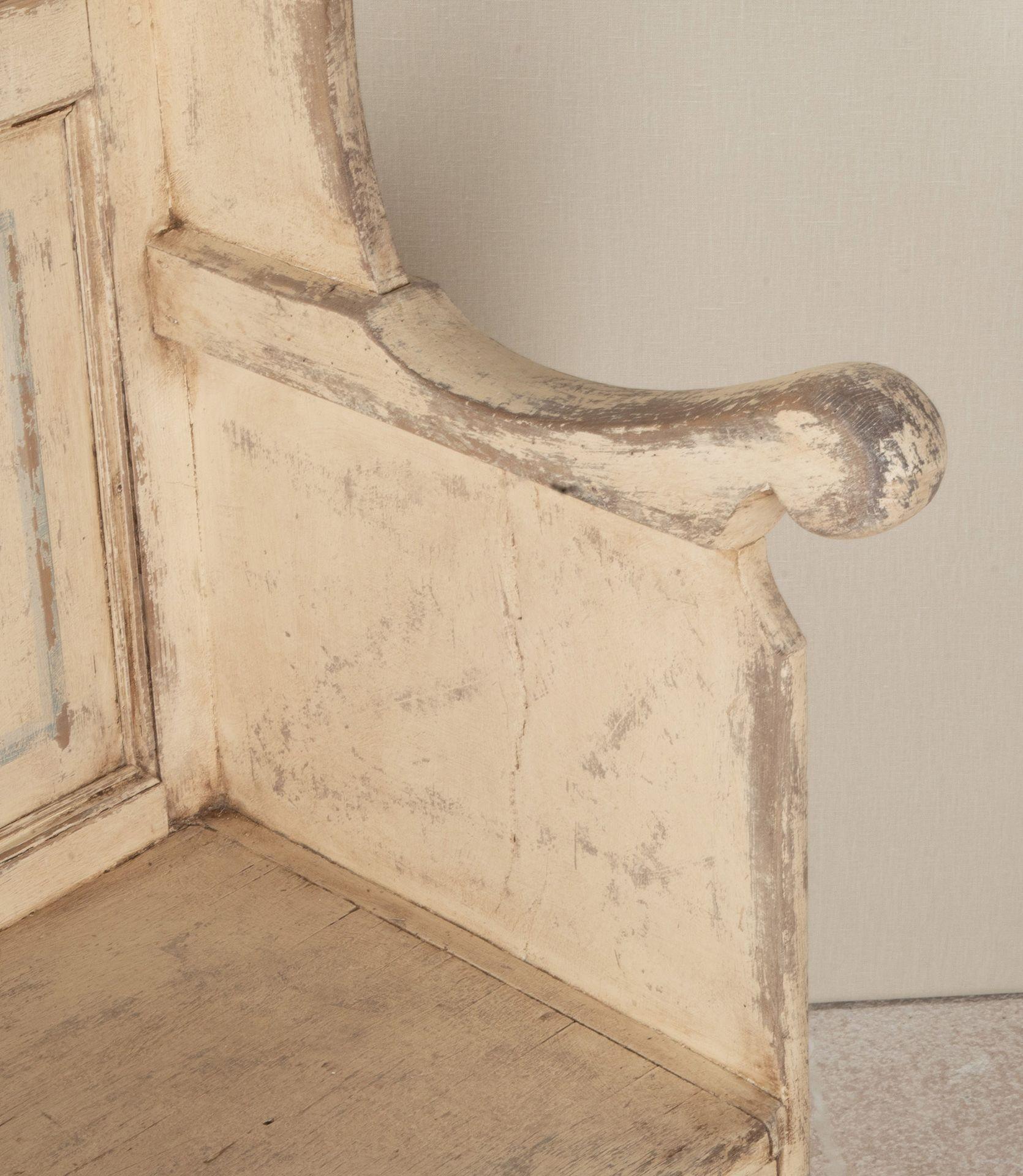 Early 19th Century Provincial Later Painted Pine and Elm Settle In Good Condition For Sale In Gloucestershire, GB