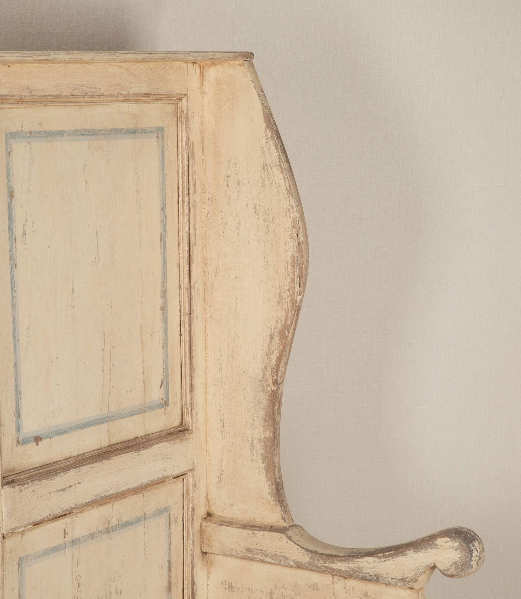 Early 19th Century Provincial Later Painted Pine and Elm Settle For Sale 7