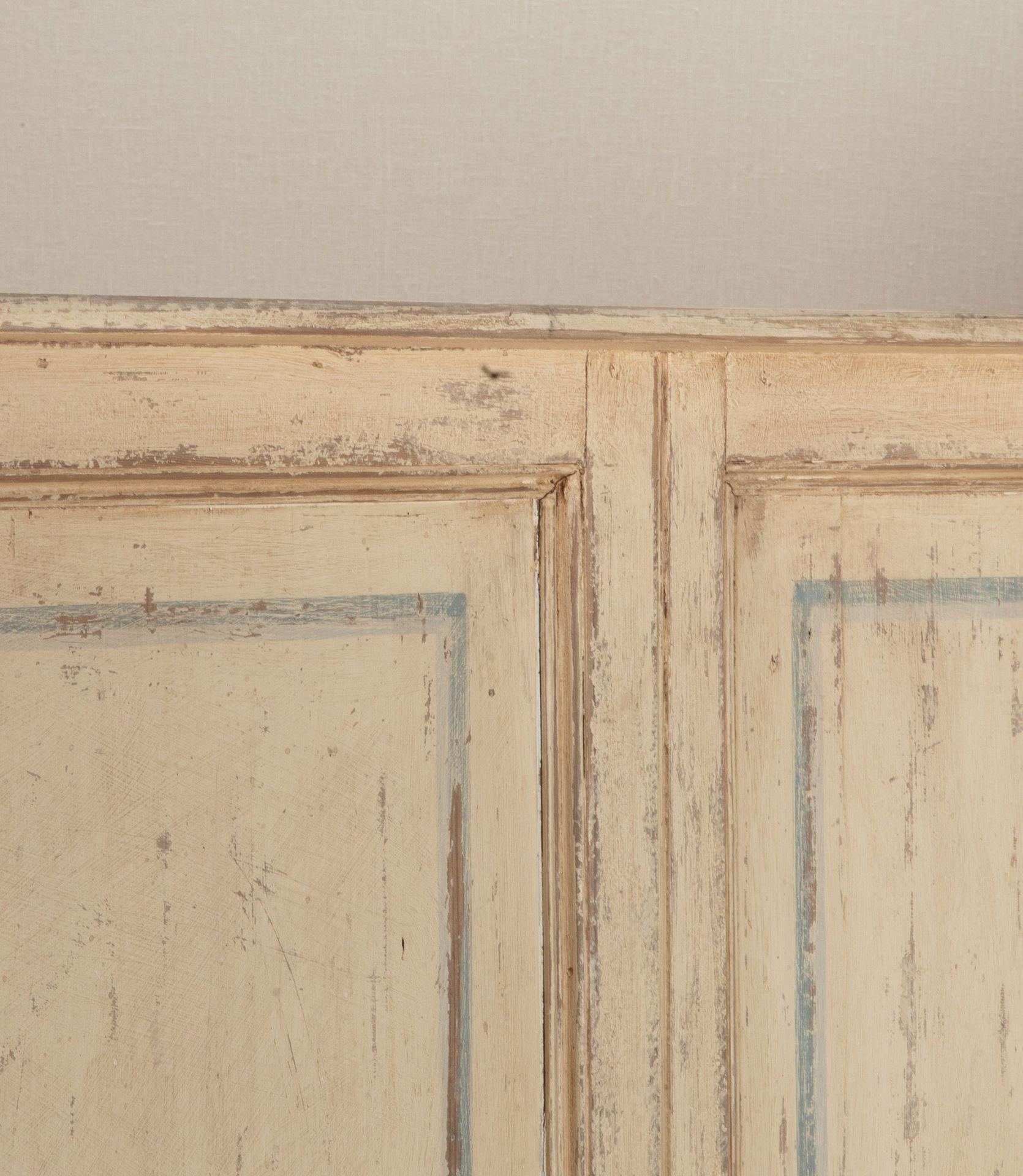 Early 19th Century Provincial Later Painted Pine and Elm Settle For Sale 8