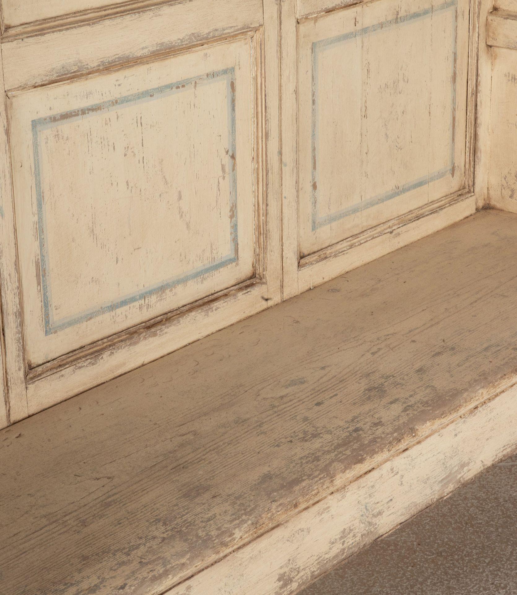 Early 19th Century Provincial Later Painted Pine and Elm Settle For Sale 4