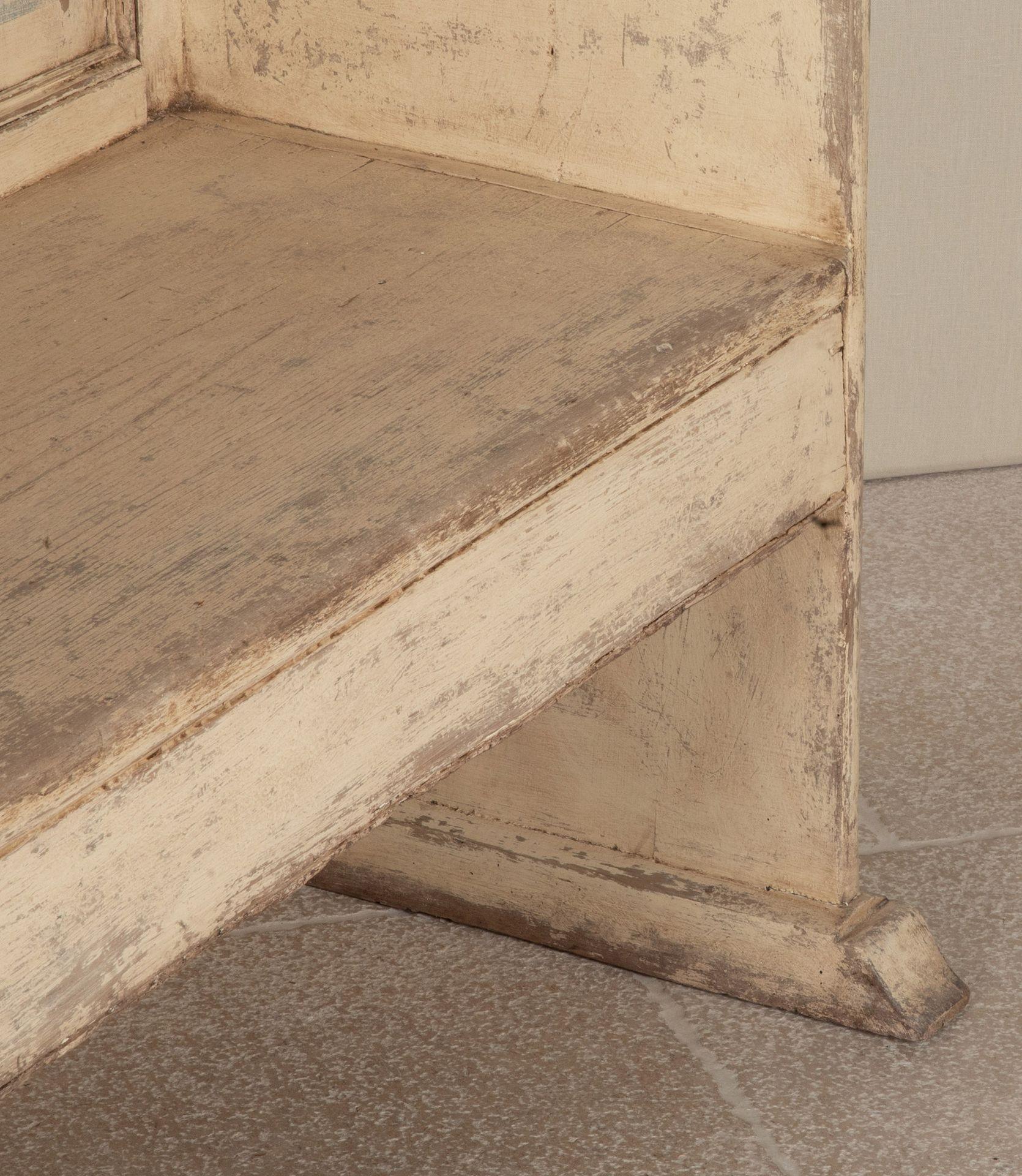 Early 19th Century Provincial Later Painted Pine and Elm Settle For Sale 6