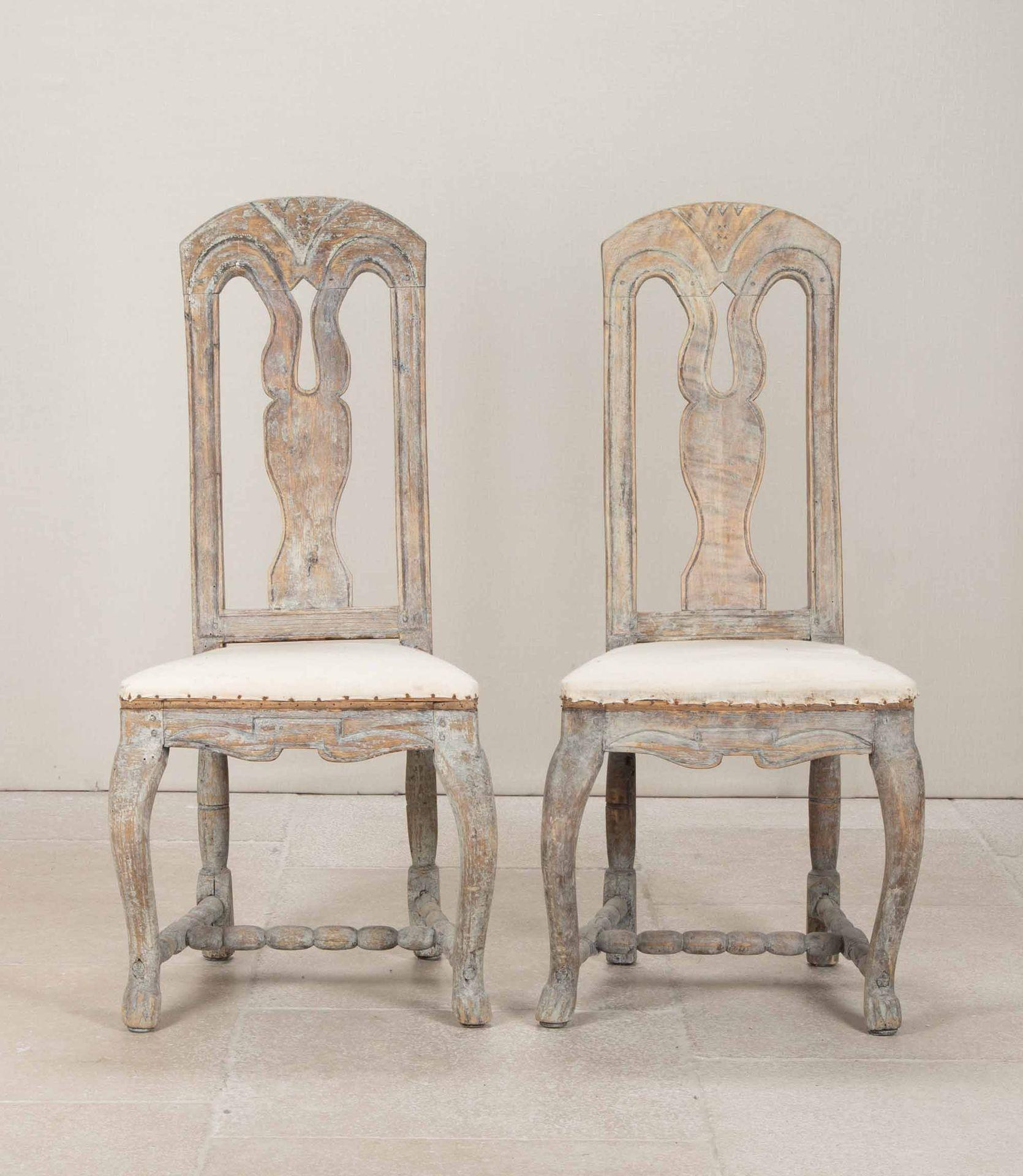 Superbe et élégante paire de chaises folkloriques suédoises du milieu du XVIIIe siècle, avec leur peinture d'origine délavée.
Ces chaises proviennent de Hellsingland et devaient probablement faire partie d'un ensemble plus important de chaises de