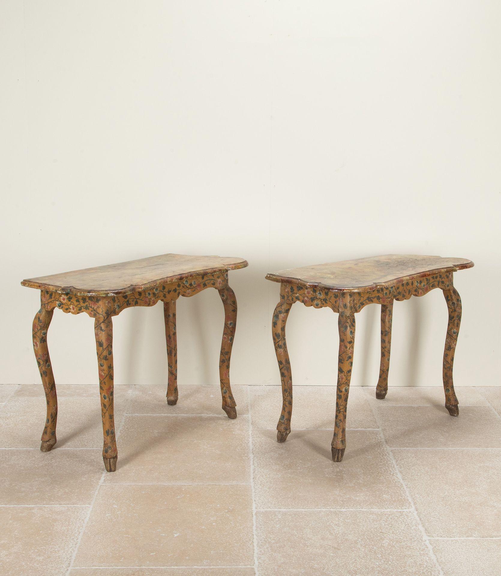 Elegante paire de consoles italiennes polychromes du début du 19ème siècle. Provenant de la région des Marches en Italie. Les pieds en forme de cabriole sont ornés d'un motif floral répété.