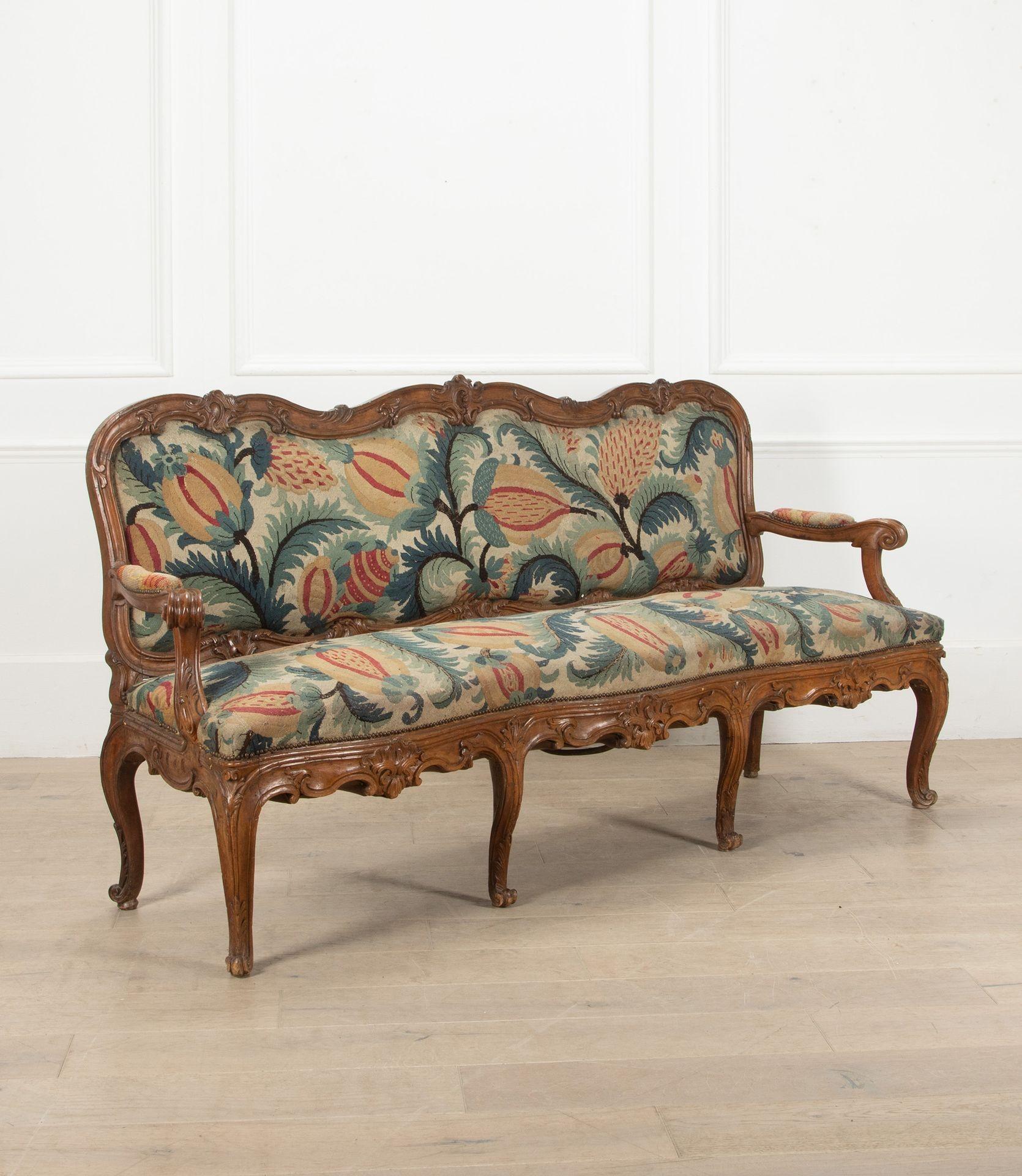 Bellissimo divano imbottito con tappezzeria italiana dell'inizio del XIX secolo. 

Di elegante costruzione in noce intagliato a mano, conserva la tappezzeria originale e l'intricato disegno del melograno. 

Questo divano è in condizioni