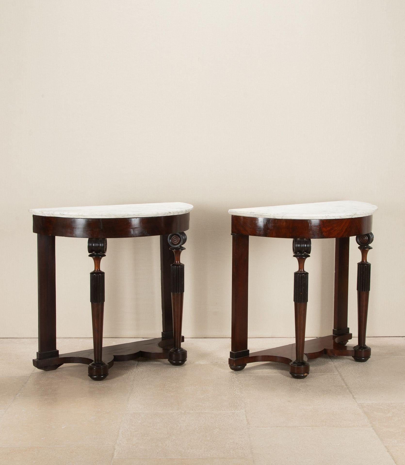 Elegante pareja de consolas demi-lune neoclásicas del norte de Italia de principios del siglo XIX.
Con tableros de mármol originales especialmente finos y detalles de volutas ebonizadas en las patas acanaladas y estriadas.