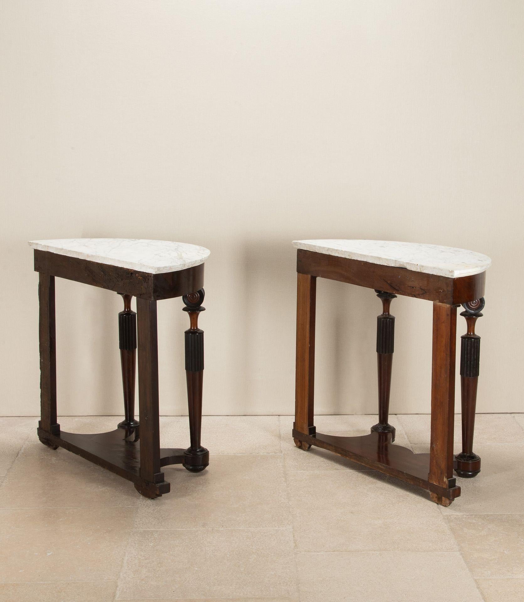 Pareja de consolas Demi Lune neoclásicas italianas del siglo XIX Neoclásico en venta