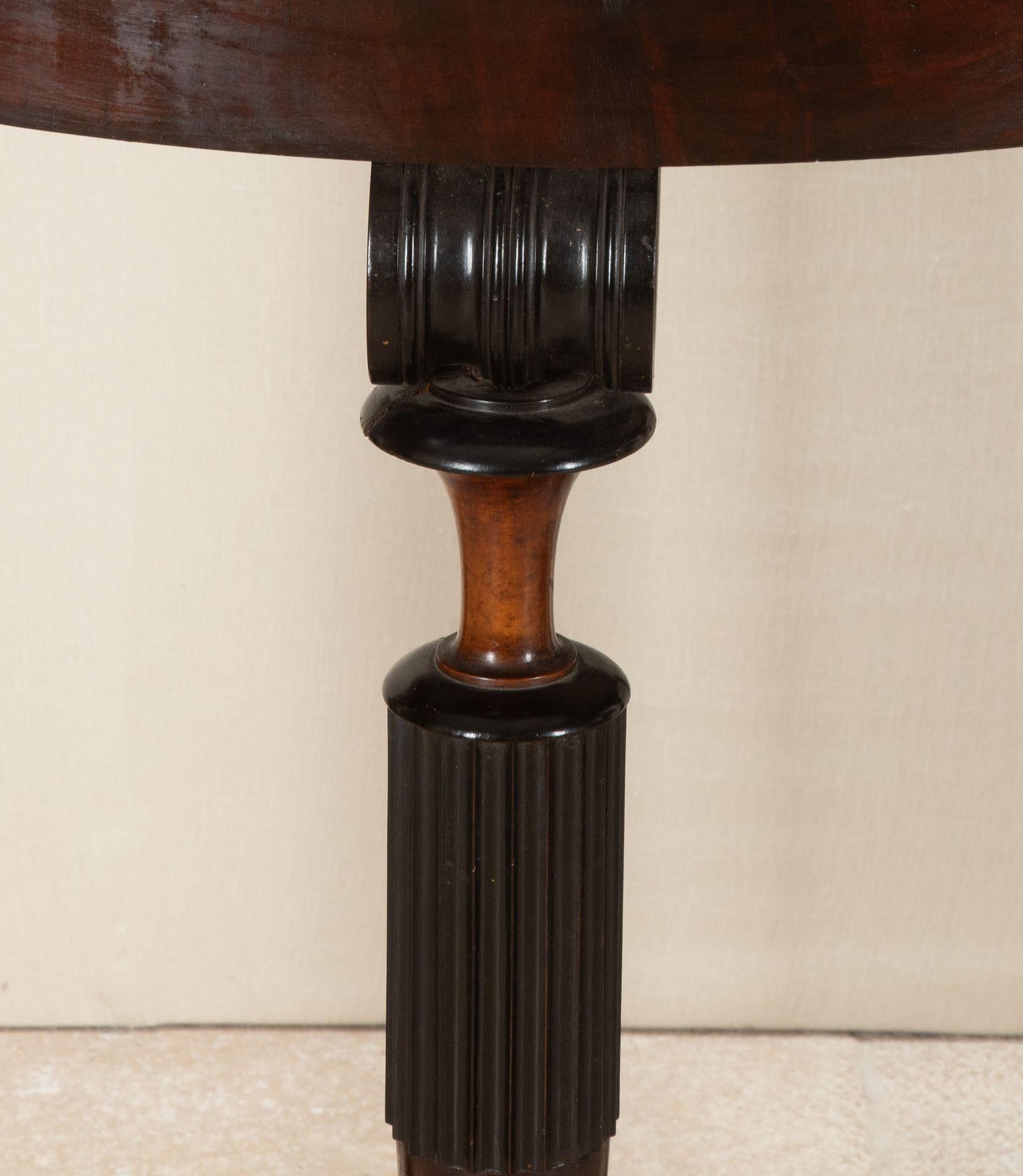 Pareja de consolas Demi Lune neoclásicas italianas del siglo XIX en venta 2