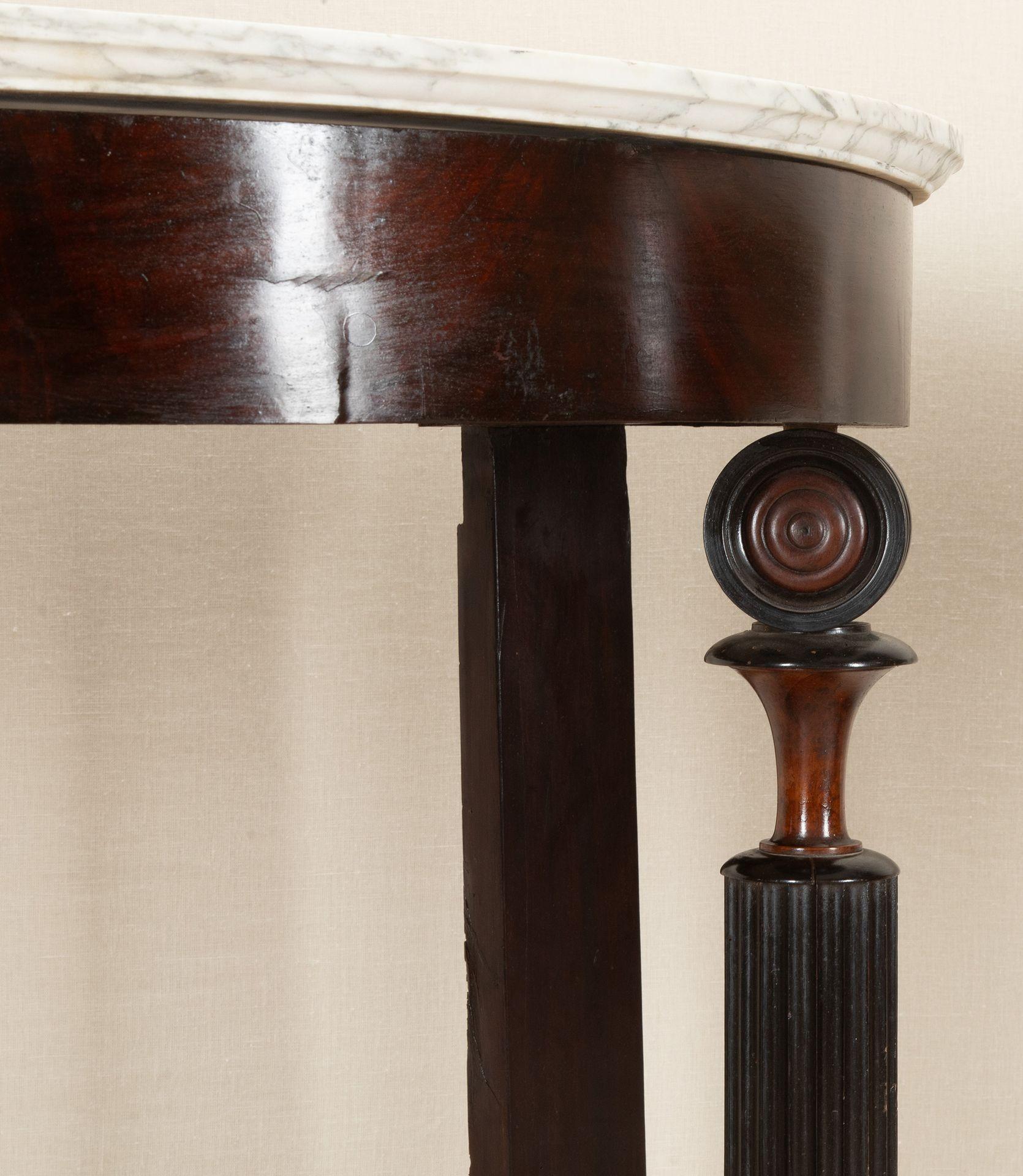 Pareja de consolas Demi Lune neoclásicas italianas del siglo XIX en venta 1