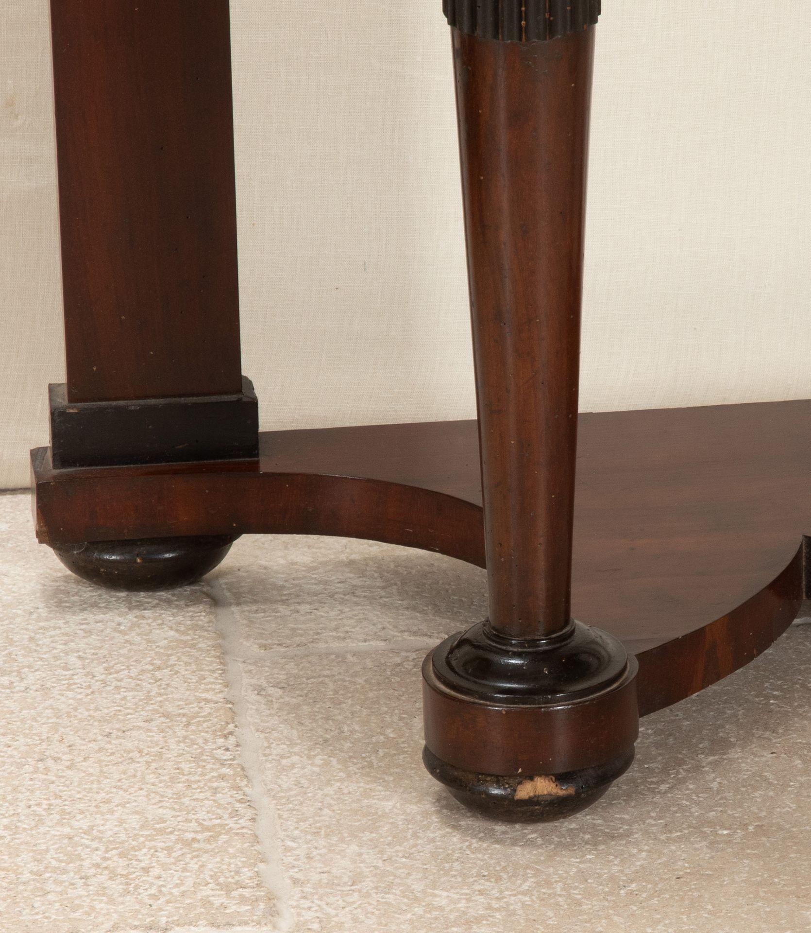 Pareja de consolas Demi Lune neoclásicas italianas del siglo XIX en venta 6