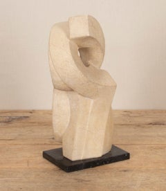Fein geschnitzte Sandsteinfigur aus dem 20. Jahrhundert im Stil von Kurt Schwitters