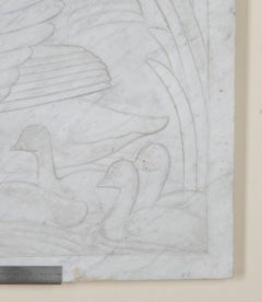 Targa in marmo con cigno intagliato del XX secolo, opera di Rosamund Mary B. Fletcher