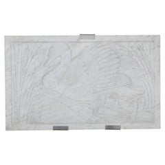 Targa in marmo con cigno intagliato del XX secolo, opera di Rosamund Mary B. Fletcher