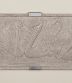 Targa in pietra intagliata del XX secolo raffigurante dei cigni, opera di Rosamund Mary B. Fletcher