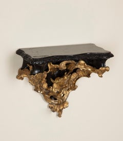 Wandkonsole im Stil Ludwigs XV. aus dem 18. Jahrhundert mit „Chevaux Marin“-Motiv und vergoldeten Bronzebeschlägen