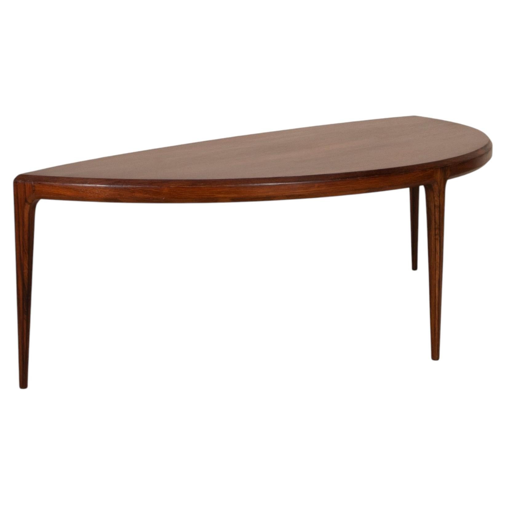 Mesa de centro danesa de mediados de siglo, de Johannes Andersen, de palisandro y con tres patas