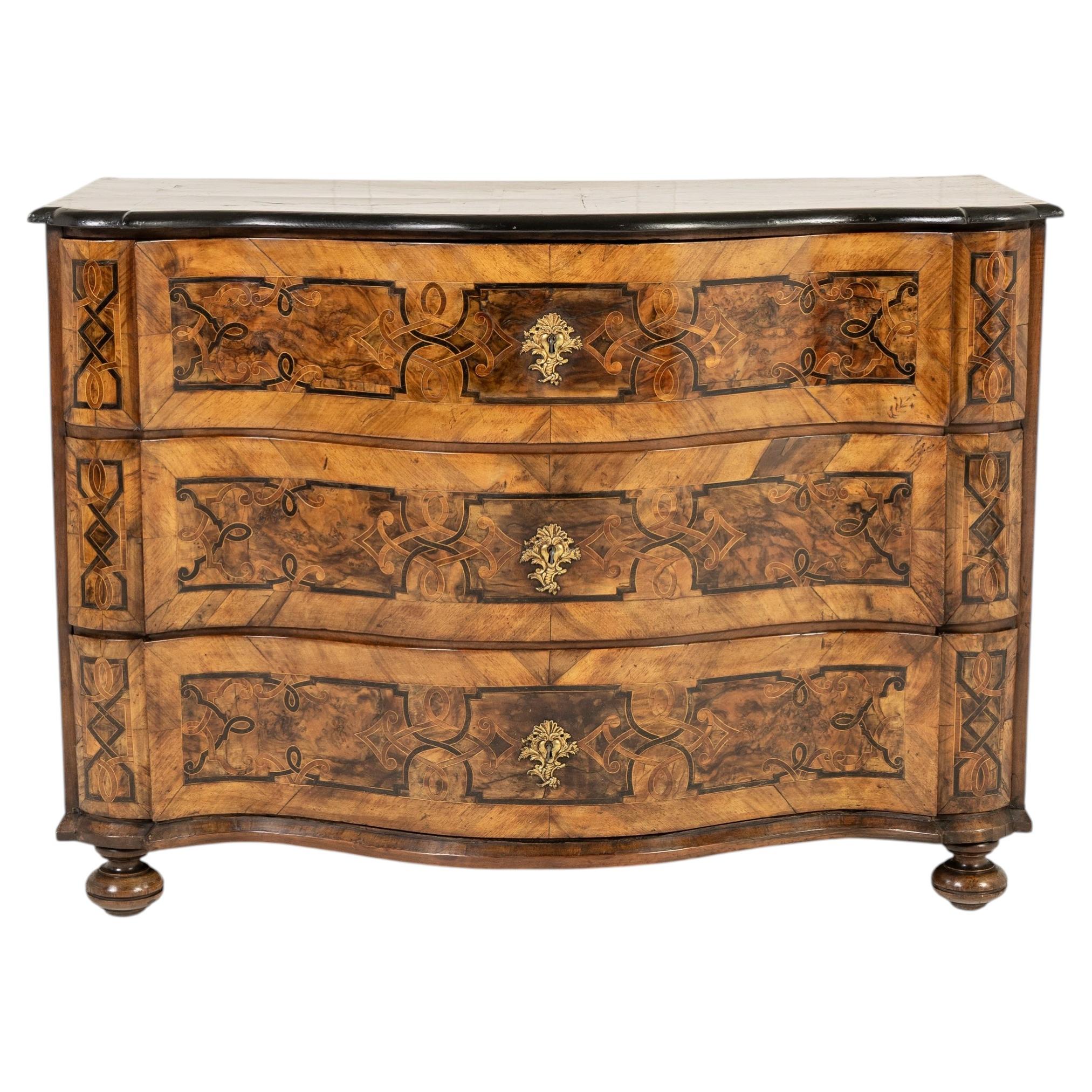 Commode allemande du XVIIIe siècle en noyer marqueté