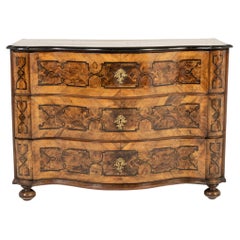 Commode allemande du XVIIIe siècle en noyer marqueté