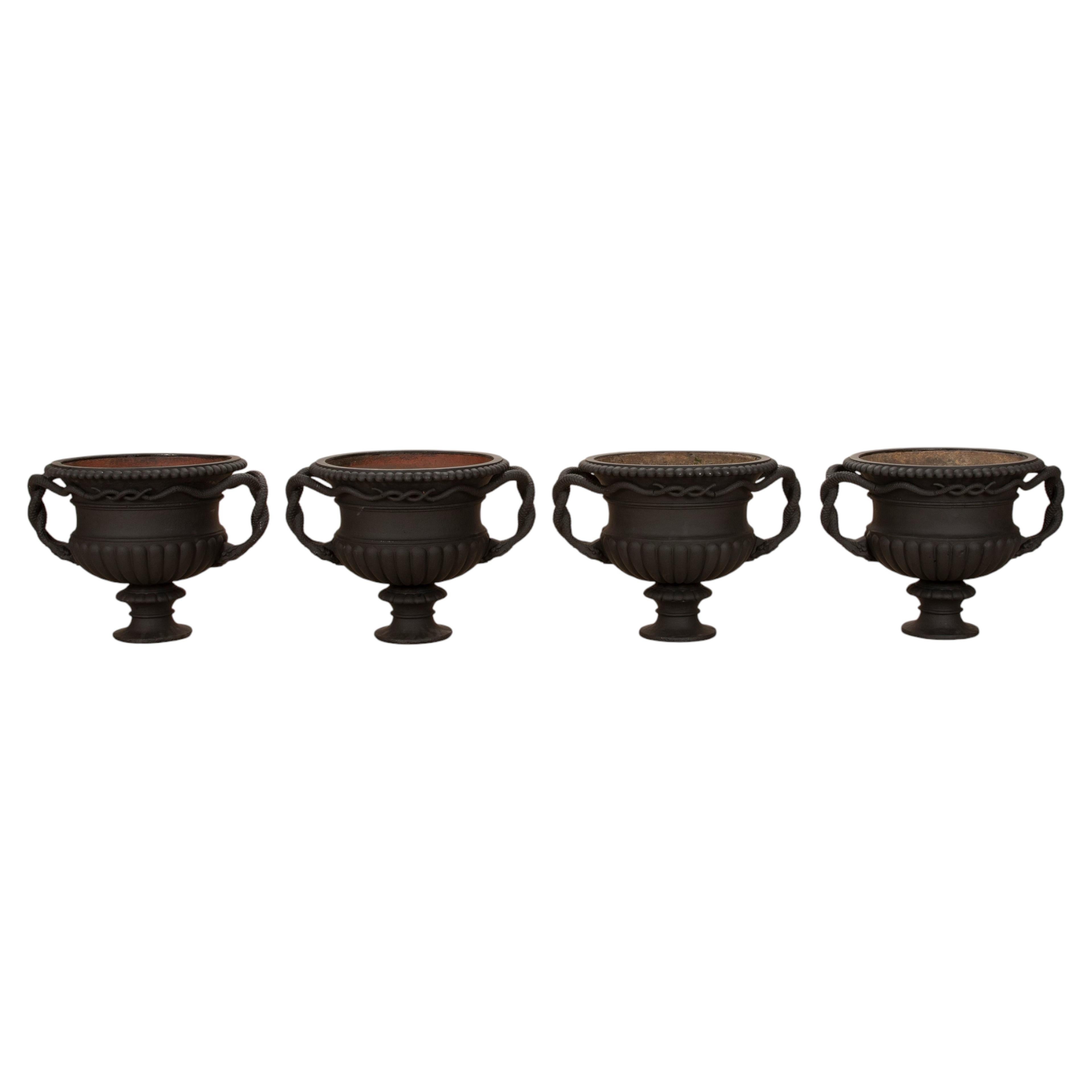 Lot de quatre grandes urnes de jardin anglaises du XIXe siècle à anses en forme de serpent