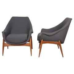 Par de sillones húngaros de mediados de siglo diseñados por Julia Gaubek