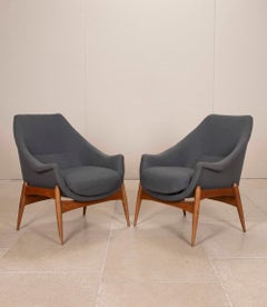 Par de sillones húngaros de mediados de siglo diseñados por Julia Gaubek