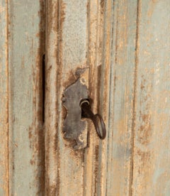 Aparador francés de dos puertas del siglo XVIII