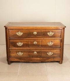 Commode provençale française du XVIIIe siècle en bois de cerisier