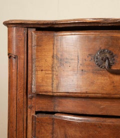 Commode « Arbalète » en chêne, style Régence française, début du XVIIIe siècle