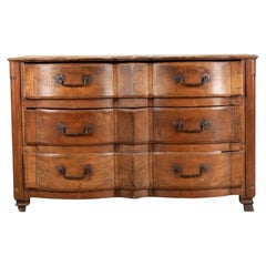 Commode « Arbalète » en chêne, style Régence française, début du XVIIIe siècle