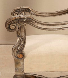 Grande coppia di poltrone aperte in argento dorato in stile neo-baronale francese del XIX secolo