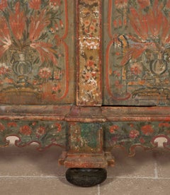 Tiroler Schrank aus dem 18. Jahrhundert mit Blumenmalerei