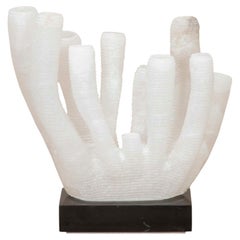 Skulptur aus gebleichter Koralle und drei Alabasterfiguren von Mark Bowman aus dem 21. Jahrhundert