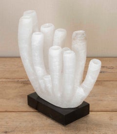 Skulptur aus gebleichter Koralle und drei Alabasterfiguren von Mark Bowman aus dem 21. Jahrhundert