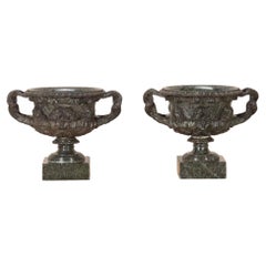 Paire de modèles en marbre du XIXe siècle représentant le vase « Warwick »