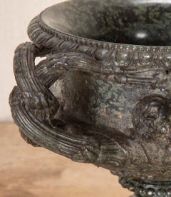 Paire de modèles en marbre du XIXe siècle représentant le vase « Warwick »