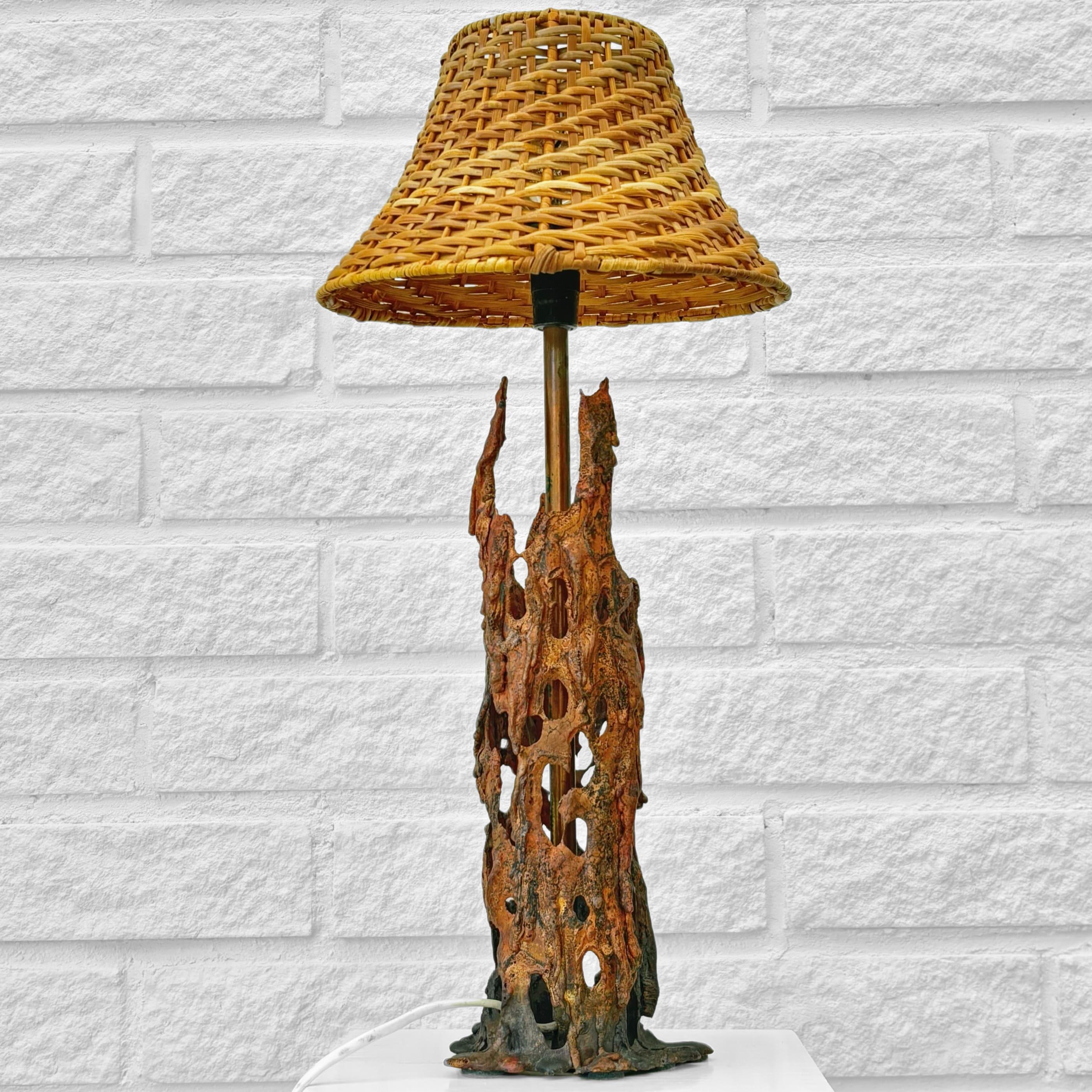 Scandinavian mid century brutalist table lamp, copper and rattan, Sweden, 1960s In Good Condition For Sale In Forserum, SE