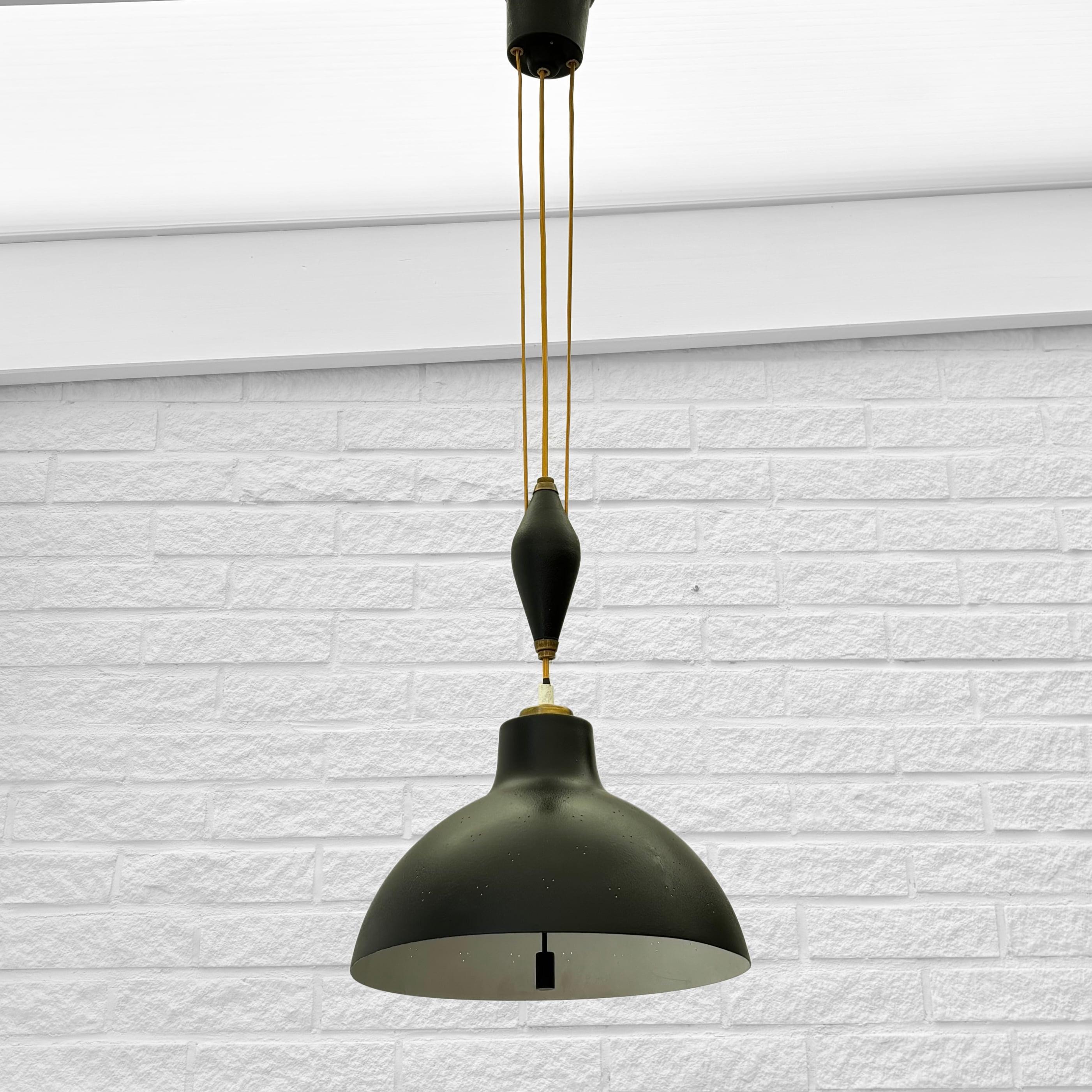 Una lampada a sospensione modernista, modello 530-008, disegnata negli anni '50 da Bertil Brisborg per i famosi grandi magazzini svedesi Nordiska Kompaniet. Il modello fu presentato nel 1952 alla fiera NK-Bo. Realizzato in acciaio laccato nero con