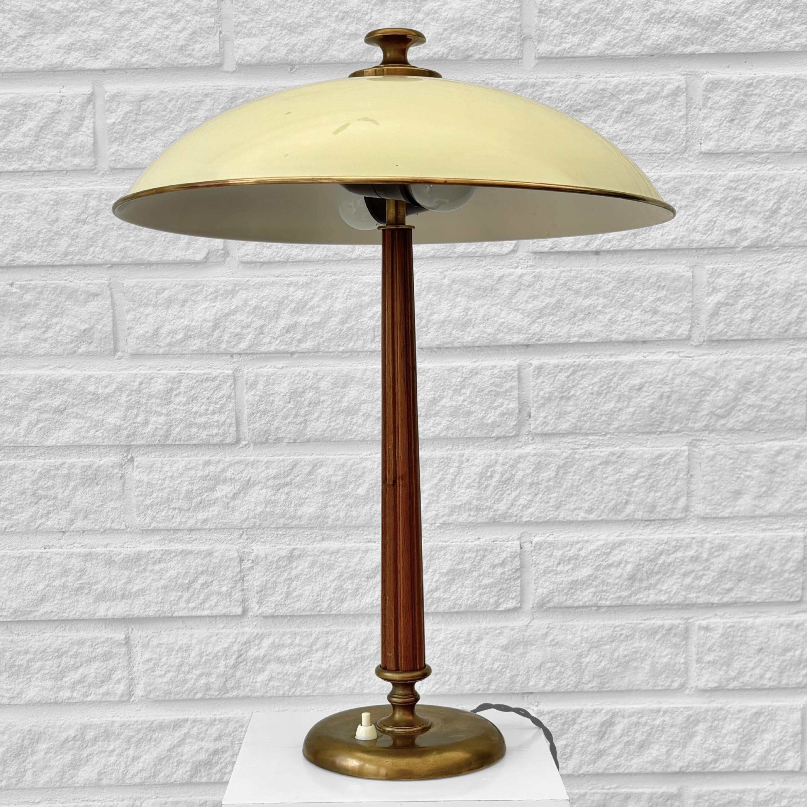 Swedish Böhlmarks, table lamp 15625, Scandinavian modern, brass & oak, Sweden, 1930s For Sale