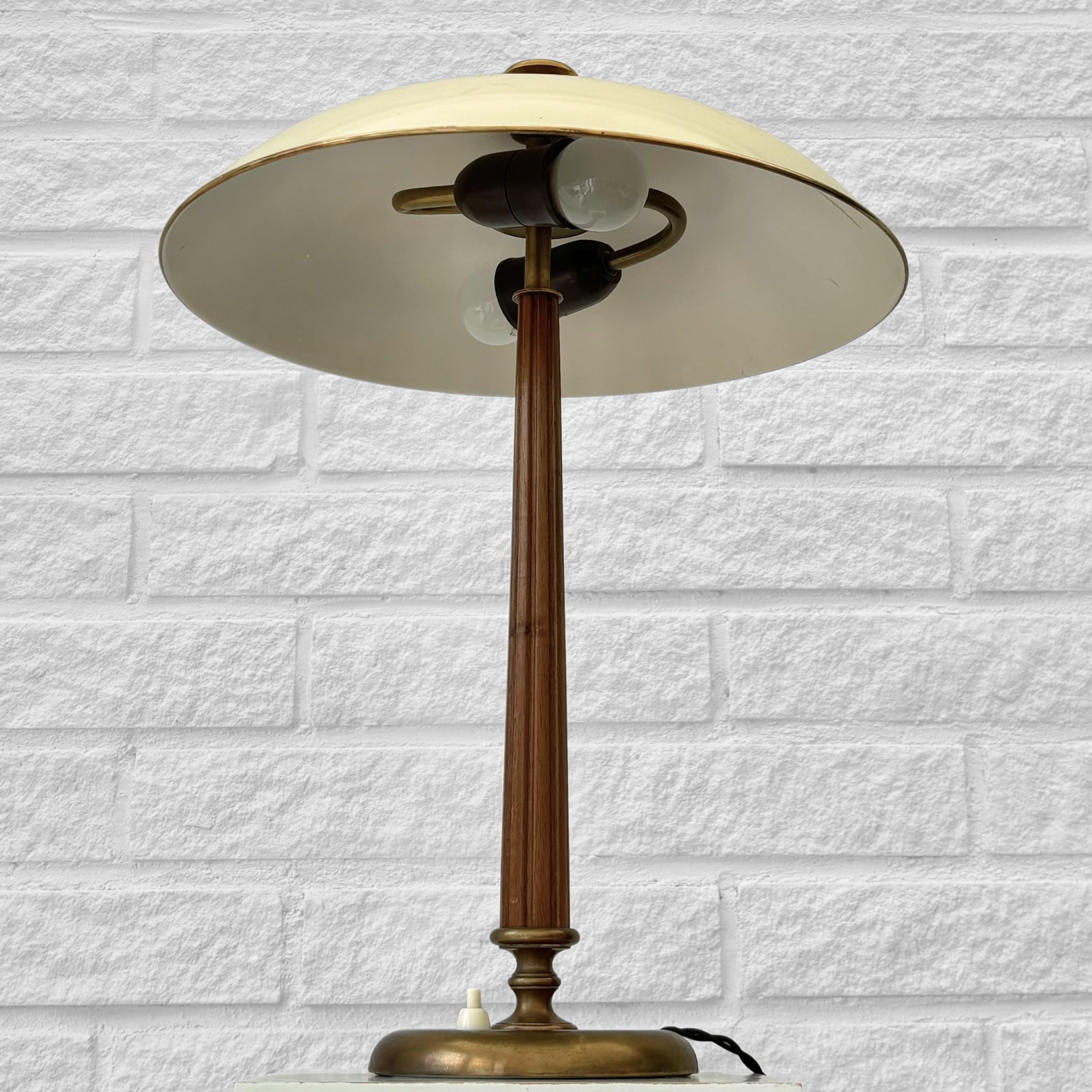 Böhlmarks, table lamp 15625, Scandinavian modern, brass & oak, Sweden, 1930s In Good Condition For Sale In Forserum, SE