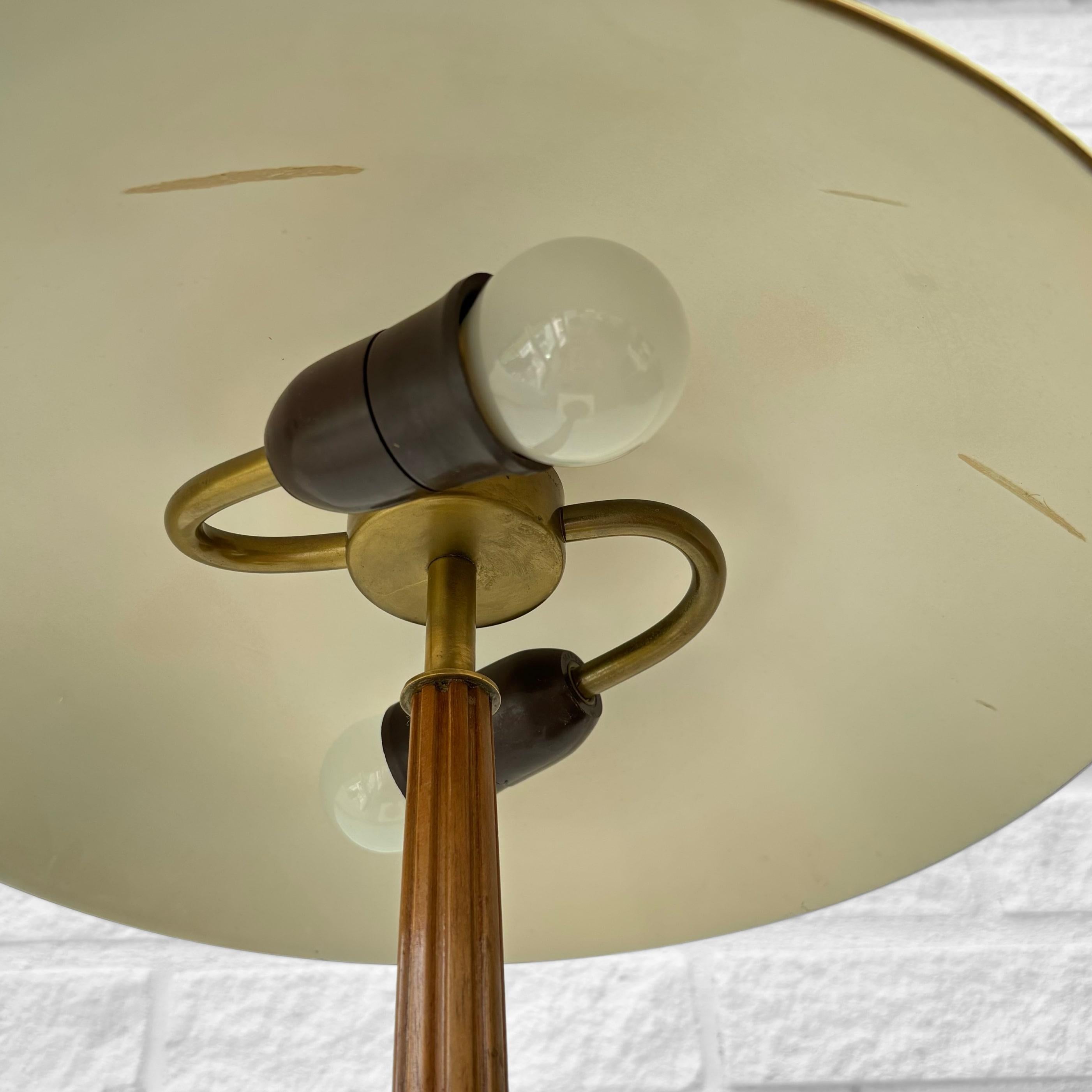 Böhlmarks, table lamp 15625, Scandinavian modern, brass & oak, Sweden, 1930s For Sale 3