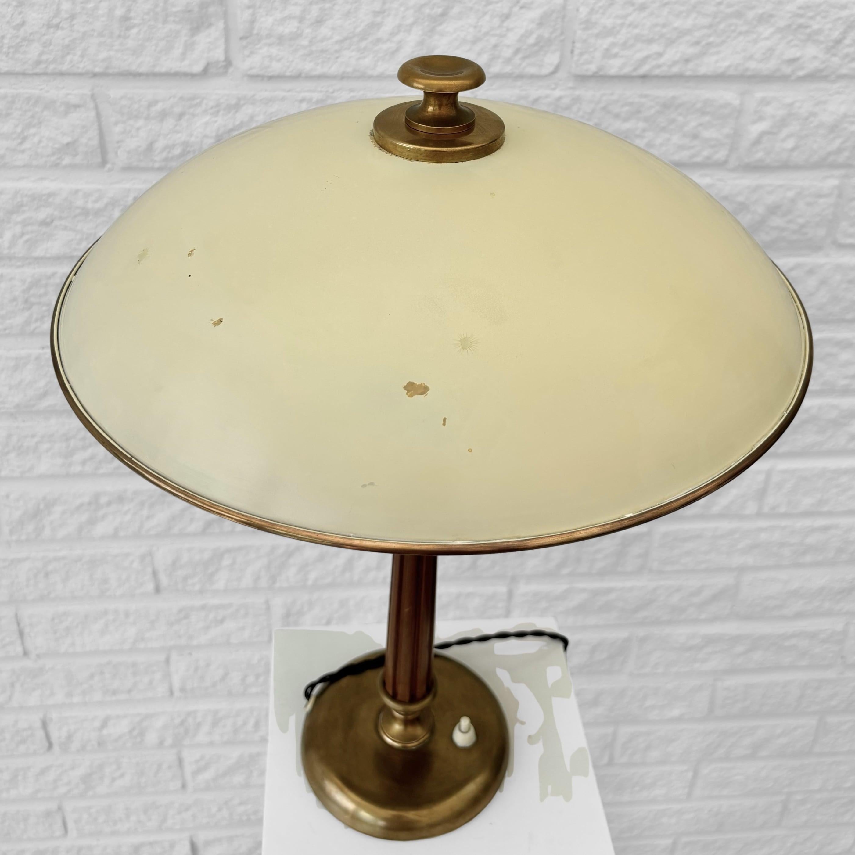 Mid-20th Century Böhlmarks, table lamp 15625, Scandinavian modern, brass & oak, Sweden, 1930s For Sale