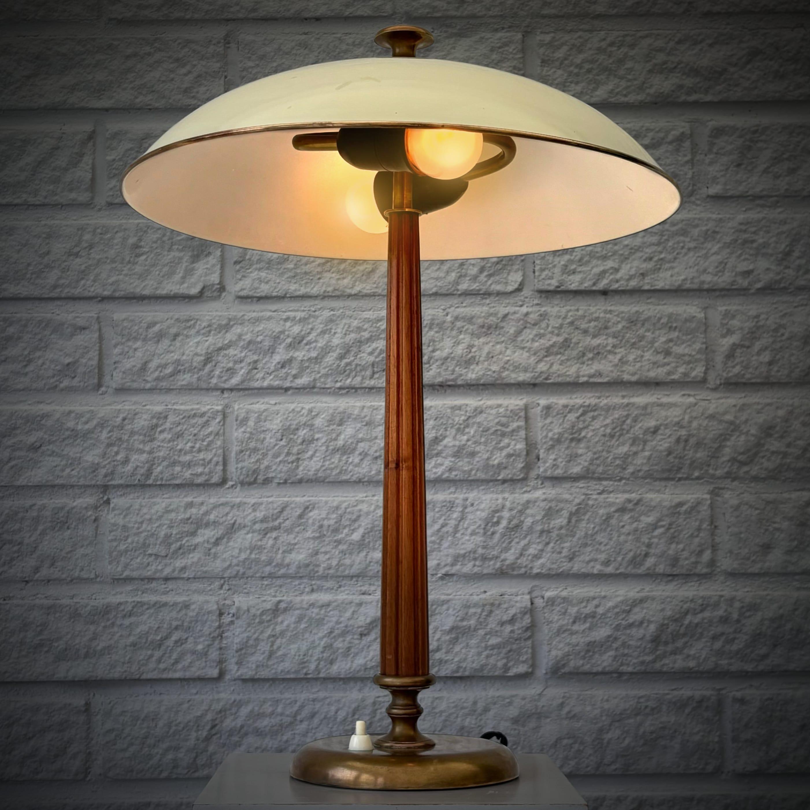 Scandinavian Modern Böhlmarks, table lamp 15625, Scandinavian modern, brass & oak, Sweden, 1930s For Sale
