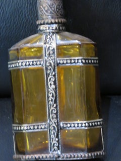 Frasco de perfume o colonia marroquí de cristal ámbar con filigrana de plata