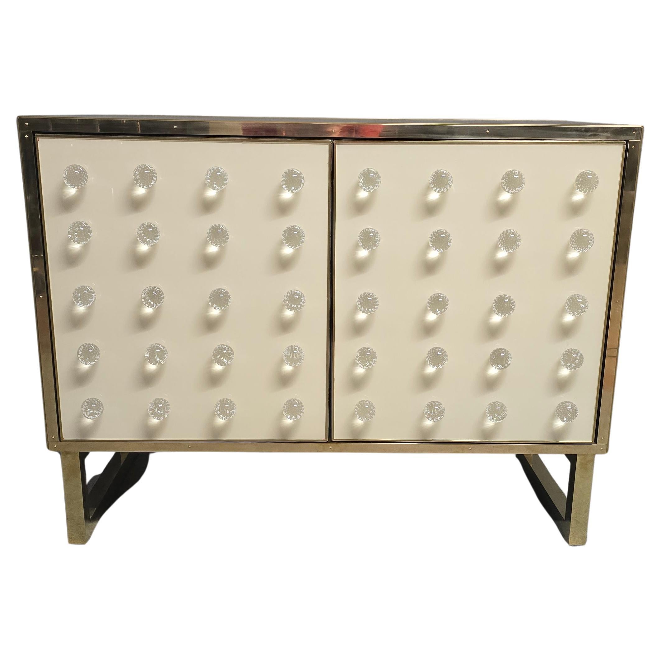 Découvrez le Spectacular White & Black Cabinet, un chef-d'œuvre de l'artisanat italien qui incarne la fusion des techniques traditionnelles et du design moderne. 

Ce meuble unique est méticuleusement fabriqué à la main en bois de bouleau massif, ce