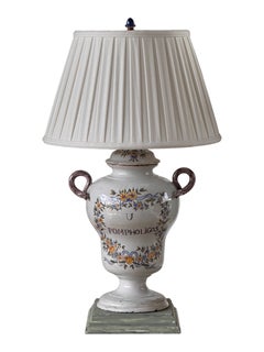 Französische Fayence-Lampe mit Blumenkranz und Schlangenhenkeln