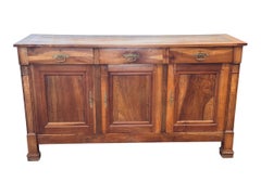 Enfilada francesa de principios del siglo XX, de madera de nogal, con tres cajones y tres puertas